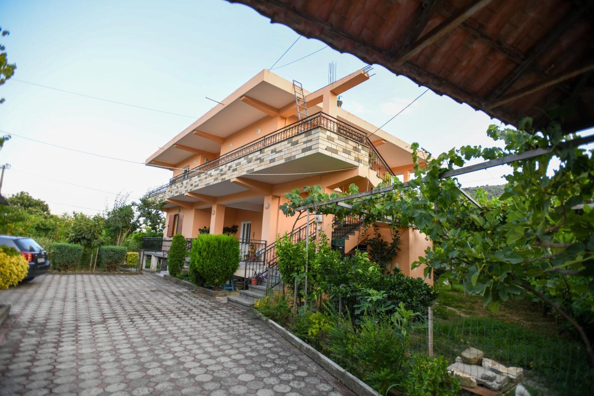 Apartment Darlin Berati Exterior foto