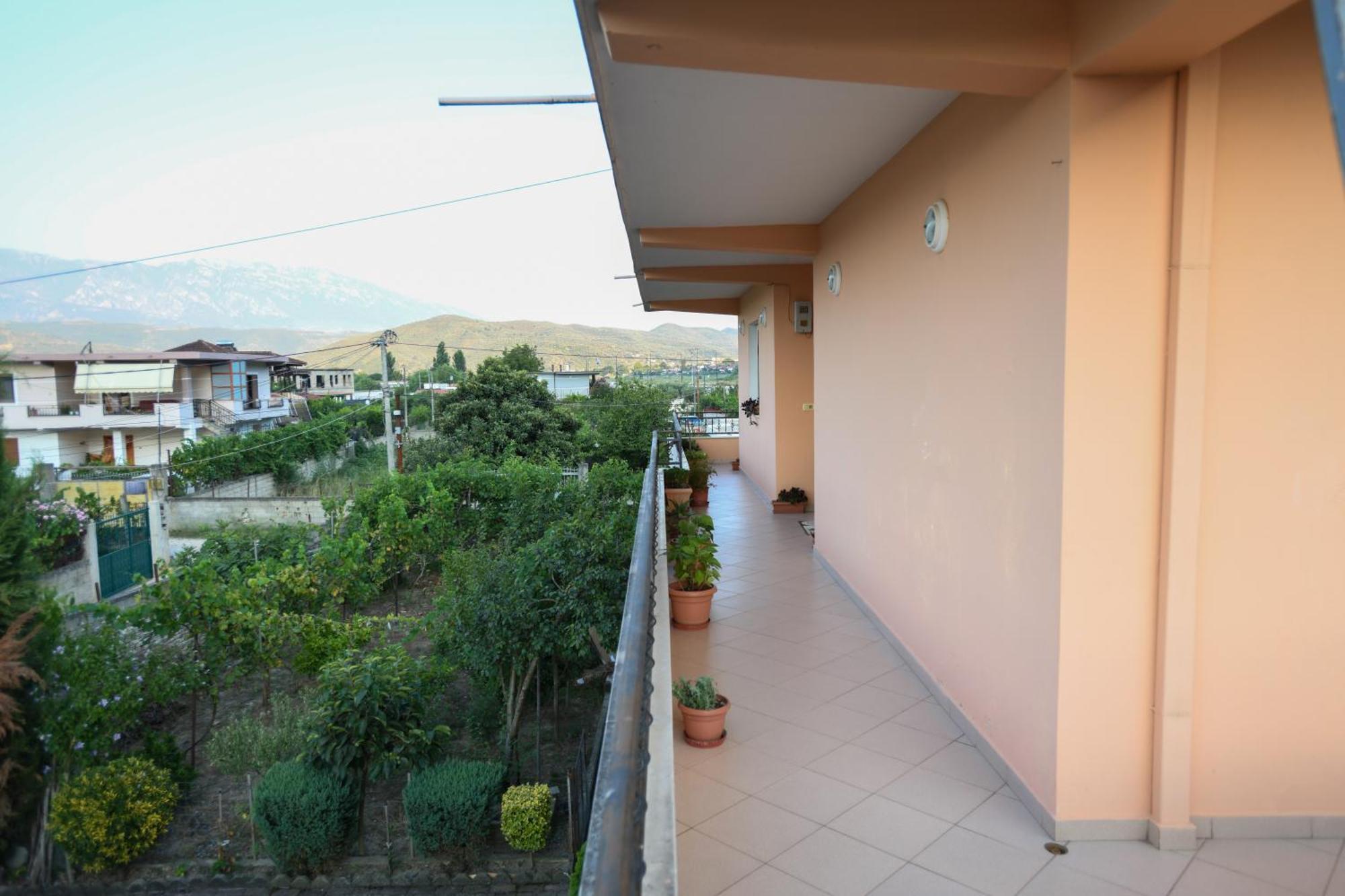 Apartment Darlin Berati Exterior foto