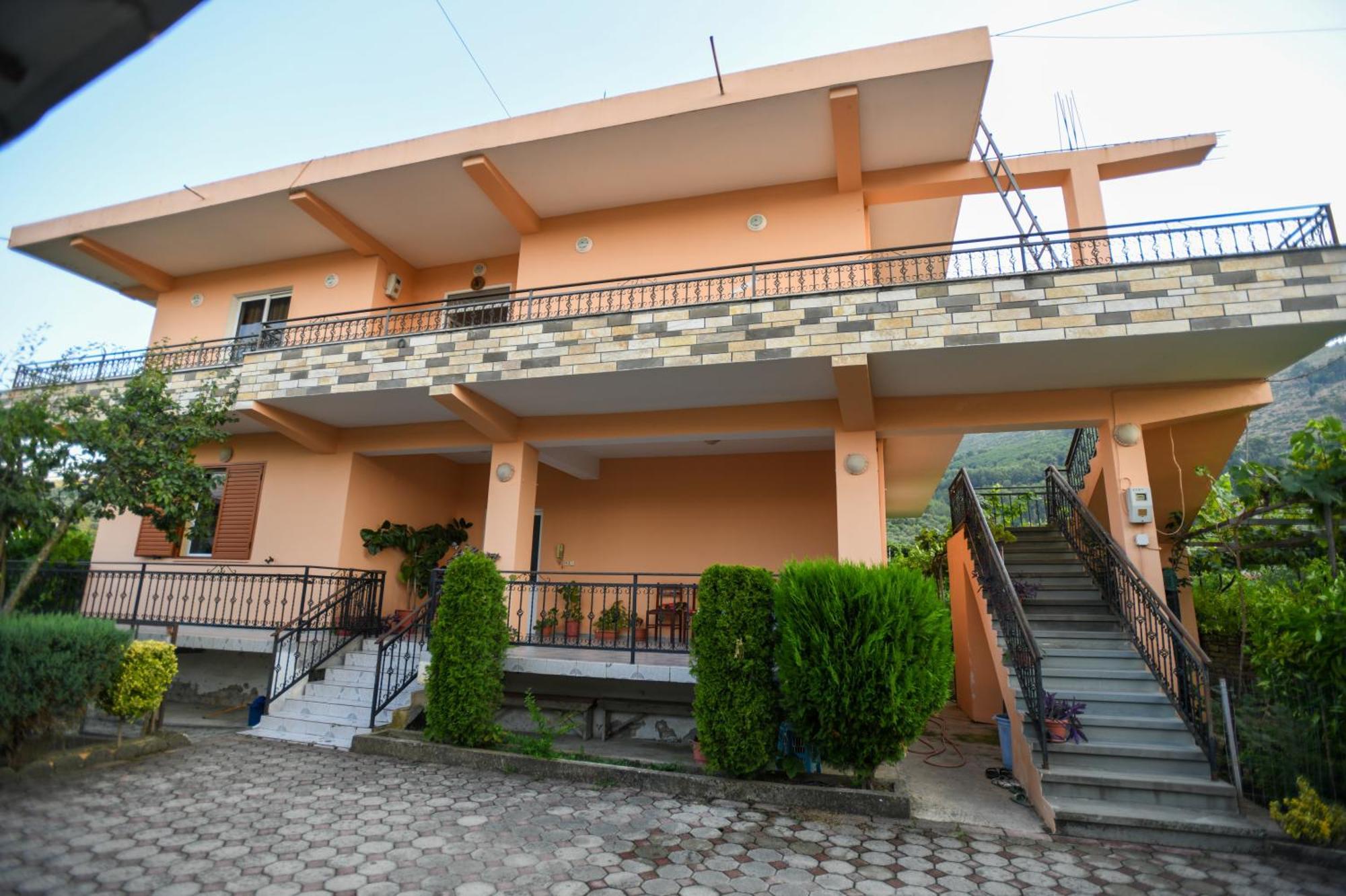 Apartment Darlin Berati Exterior foto